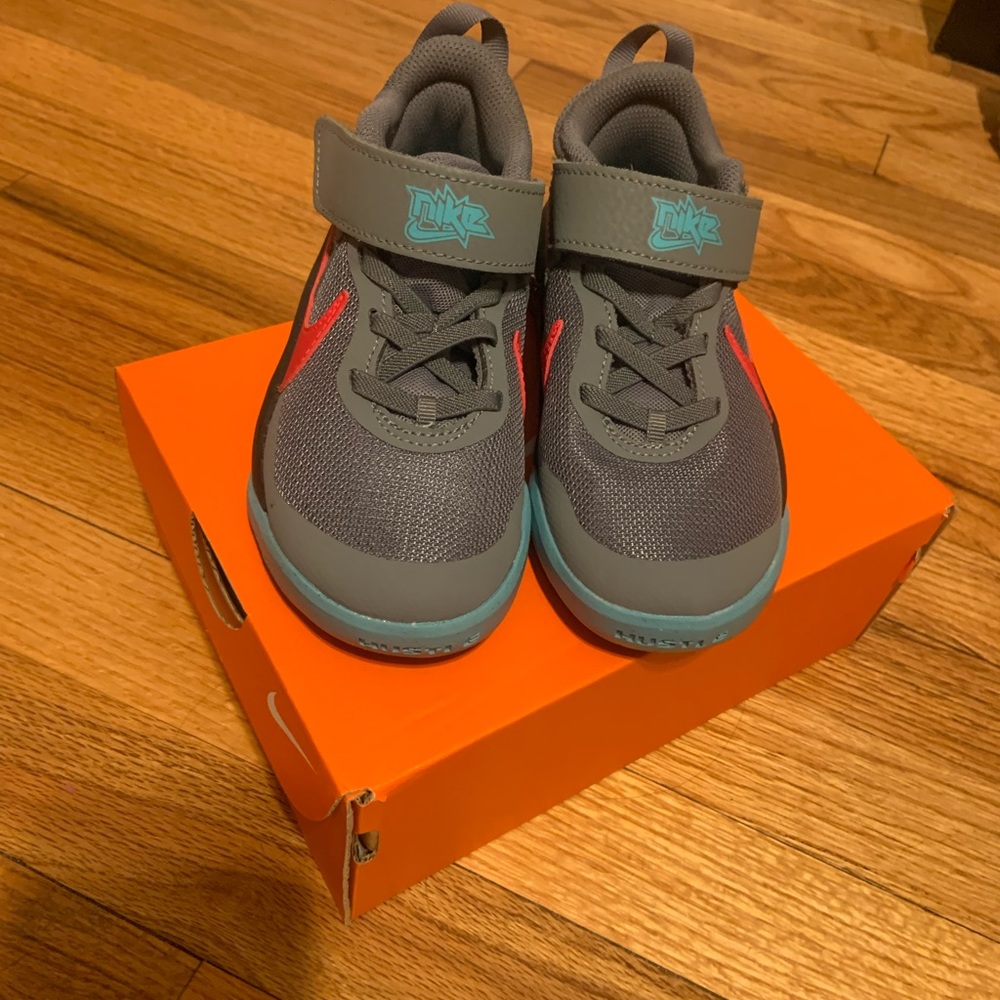 Kids unisex Nike sneakers size 11